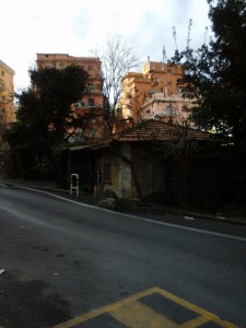 casetta fantasma in spartitraffico a Roma